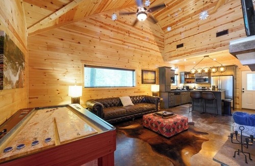 Broken Bow Cabin | Romantic Broken Bow Hideaway w/BBQ-Hot Tub-Fire Pit
