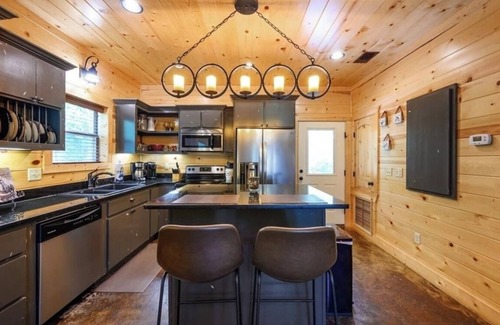 Broken Bow Cabin | Romantic Broken Bow Hideaway w/BBQ-Hot Tub-Fire Pit