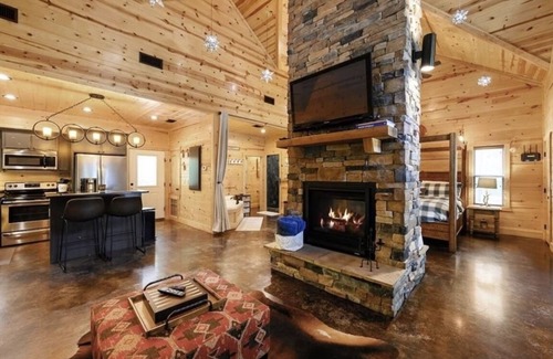 Broken Bow Cabin | Romantic Broken Bow Hideaway w/BBQ-Hot Tub-Fire Pit