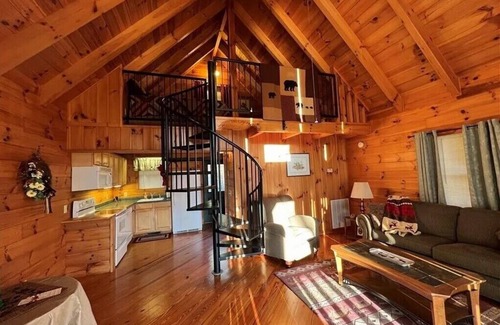 Purlear Cabin | Romantic Cabin Getaway, WIFI, hiking trails waterfalls,and Hot Tub