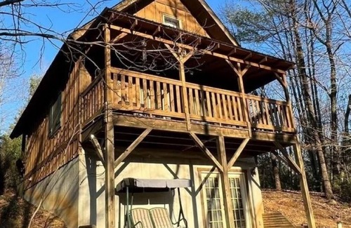 Purlear Cabin | Romantic Cabin Getaway, WIFI, hiking trails waterfalls,and Hot Tub