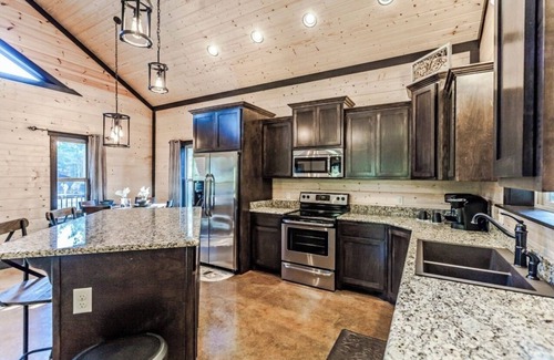 Hochatown Cabin | Romantic Cabin in Broken Bow! Secluded on 4+ acres, 1BR 2Bath, Hot Tub, FirePit