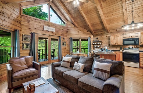 Sevierville Cabin | Romantic cabin in the woods with private hot tub and WiFi