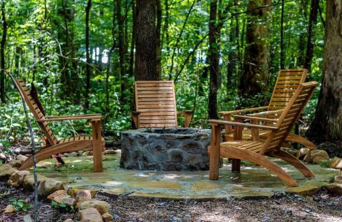 Monteagle House | Romantic Cabin Nestled Amidst Trees in Monteagle, Tennessee