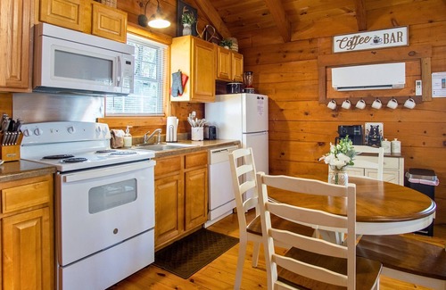 Sautee Nacoochee Cabin | Romantic Cabin Near Helen Hot Tub + Outdoor TV