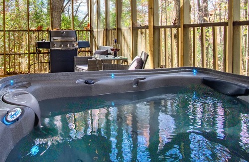 Sautee Nacoochee Cabin | Romantic Cabin Near Helen Hot Tub + Outdoor TV
