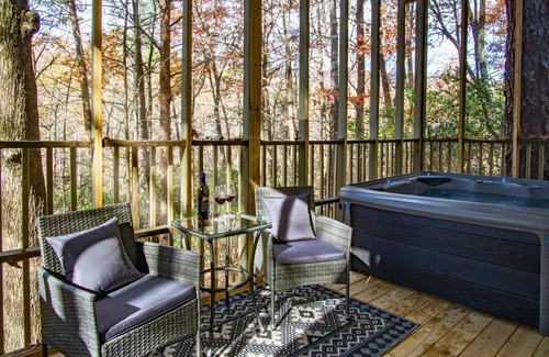 Sautee Nacoochee Cabin | Romantic Cabin Near Helen Hot Tub + Outdoor TV