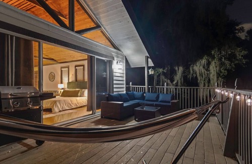 Kissimmee Apartment | Romantic Cabin w/Balcony + Tub + Hammock + Grill