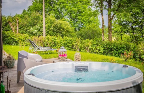 Ferrieres Cottage | Romantic Chalet in Ferrières with Hot Tub
