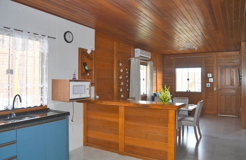 Itaipava Ski Chalet | Romantic chalet on the beach of Itaoca (ES), 600 meters from the sea!nPets free!