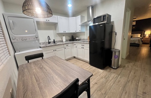 North Mountain Apartment | Romantic & Comfy Oasis: King Bed ~ Patio ~ Guesthouse