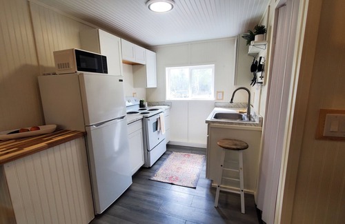 Meadow Lakes House | Romantic Cottage at Swan Circle