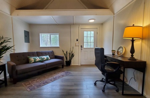 Meadow Lakes House | Romantic Cottage at Swan Circle