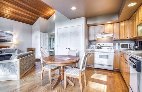 Clinton House | Romantic cottage with Puget Sound/Olympic Mountain views
