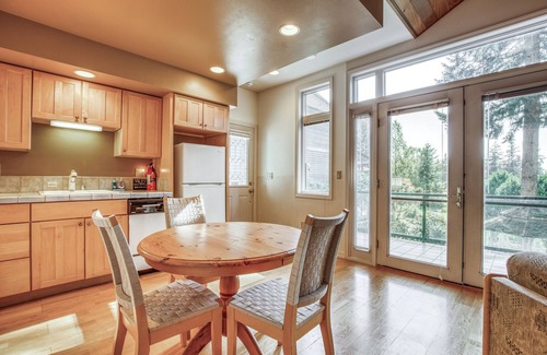 Clinton House | Romantic cottage with Puget Sound/Olympic Mountain views