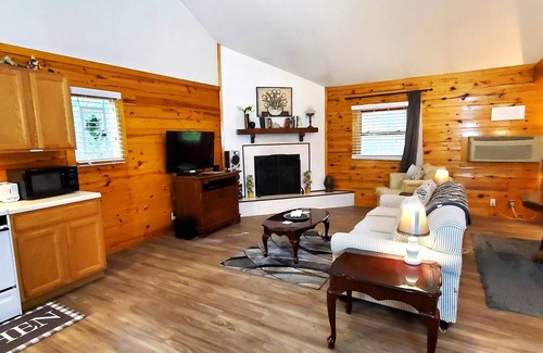 Eureka Springs Cabin | Romantic, country cabin for two with oversize jetted tub