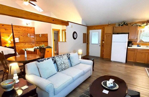 Eureka Springs Cabin | Romantic, country cabin for two with oversize jetted tub