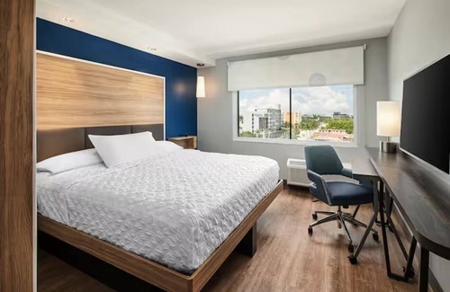 Dania Beach Hotel | Romantic Couple Getaway! | Walk to Marina & Frost Park, Parking, Free Breakfast!