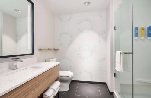 Dania Beach Hotel | Romantic Couple Getaway! | Walk to Marina & Frost Park, Parking, Free Breakfast!