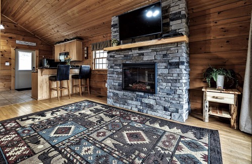 Stanley Cabin | ROMANTIC Couples Log Cabin #9 Escape Hot Tub Fireplace Mountain Views LURAY
