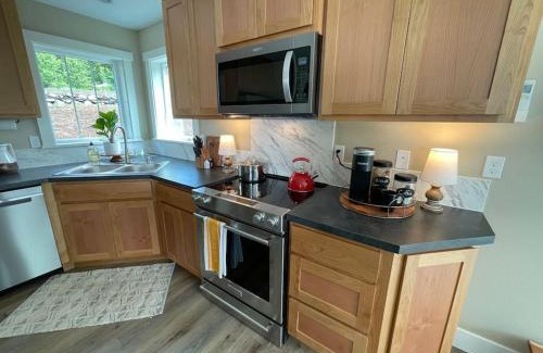 Silver Creek House | Romantic Cozy Cabin Walk to lake Hot tub Bikes Kayaks Grill
