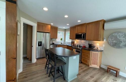 Silver Creek House | Romantic Cozy Cabin Walk to lake Hot tub Bikes Kayaks Grill
