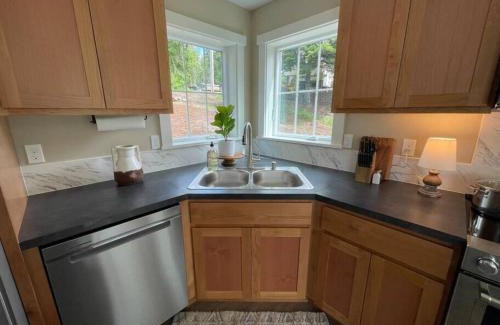 Silver Creek House | Romantic Cozy Cabin Walk to lake Hot tub Bikes Kayaks Grill