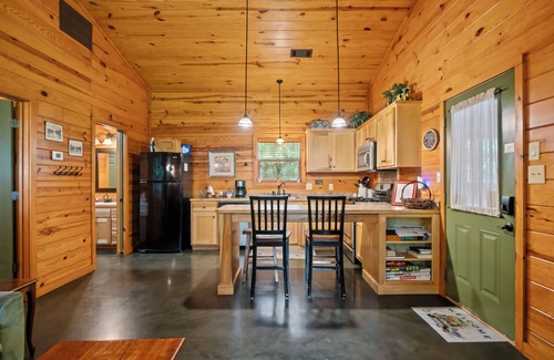 Bismarck Cabin | Romantic Creek Cabin with Hot Tub