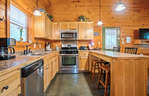 Bismarck Cabin | Romantic Creek Cabin with Hot Tub