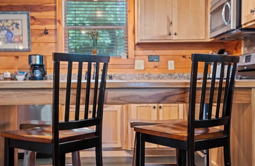 Bismarck Cabin | Romantic Creek Cabin with Hot Tub