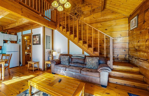 Sautee Nacoochee Cabin | Romantic & Dog-Friendly Log Cabin in the Woods with Private Hot Tub