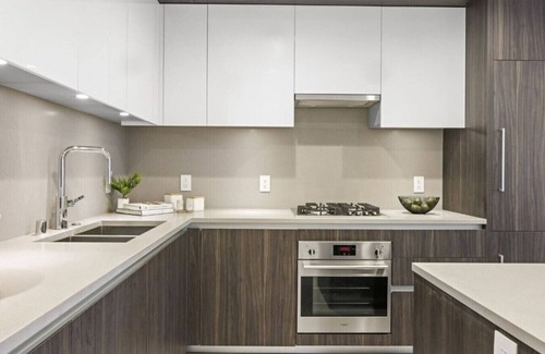 Vernon Apartment | Romantic DTLA High-Rise w/Premium Amenities & View