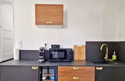 Hermanville-sur-Mer Apartment | Romantic Escape with Bathtub and Sauna