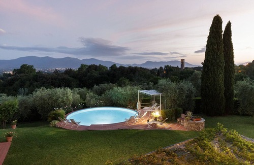 Capannori Villa | ROMANTIC FARMHOUSE VILLA WITH PRIVATE INFINITY POOL AND GREAT VIEWS IN LUCCA