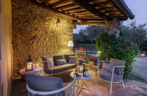 Capannori Villa | ROMANTIC FARMHOUSE VILLA WITH PRIVATE INFINITY POOL AND GREAT VIEWS IN LUCCA