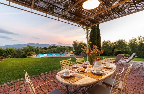 Capannori Villa | ROMANTIC FARMHOUSE VILLA WITH PRIVATE INFINITY POOL AND GREAT VIEWS IN LUCCA