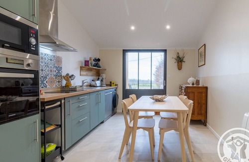 Rochefort-sur-Loire Cottage | Romantic Getaway: Modern Cottage Amid Loire Vineyards with Terrace, BBQ, and Nature Trails