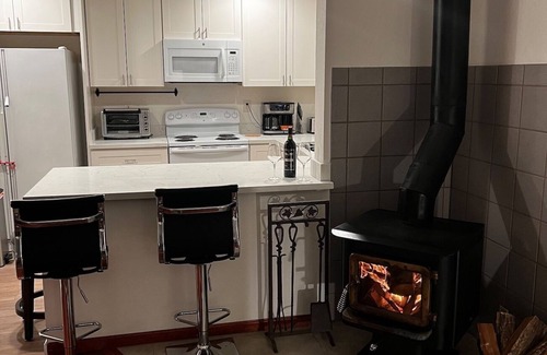 Los Gatos Apartment | Romantic Getaway at the Redwood Retreat