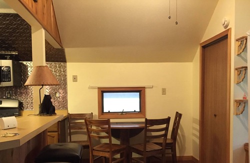 Mid-Hillside House | Romantic Getaway, Family Friendly