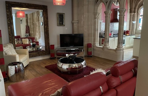 Fort Augustus Apartment | Romantic getaway at St Andrew's Chapel - stunning 2 bedroom apartment