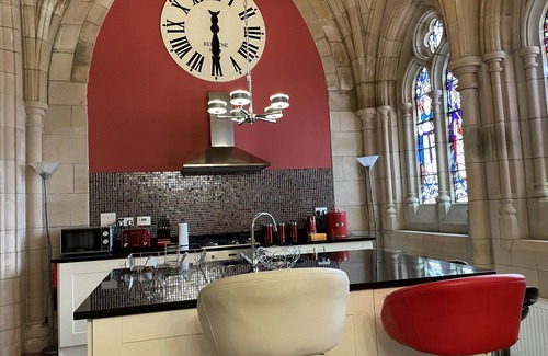 Fort Augustus Apartment | Romantic getaway at St Andrew's Chapel - stunning 2 bedroom apartment