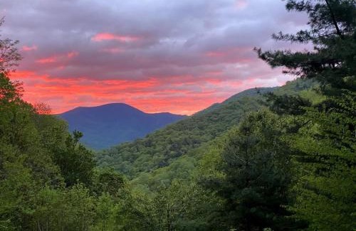 Roseland House | Romantic Getaway or Family Vacay with Mountain Views