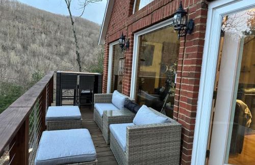 Roseland House | Romantic Getaway or Family Vacay with Mountain Views