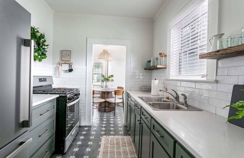Monroe House | Romantic Getaway | Quiet & Safe | KING Beds