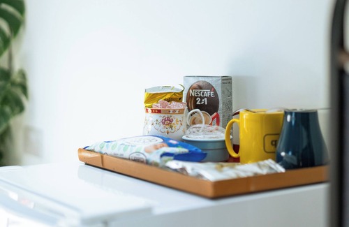 Feltham West Apartment | Romantic Hideaway, Cozy Bedroom Retreat