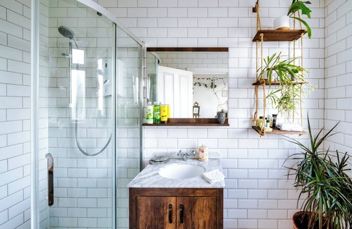 Feltham West Apartment | Romantic Hideaway, Cozy Bedroom Retreat