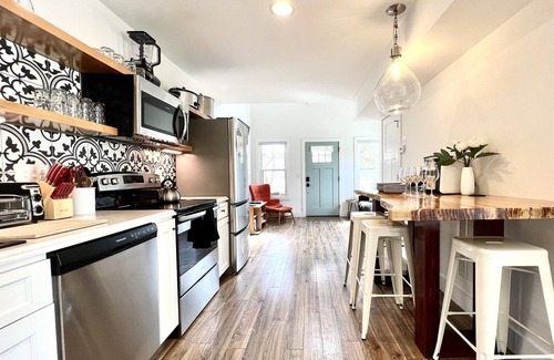 Black Mountain House | Romantic Hideaway w/Private HT, King Ste~DT Charm