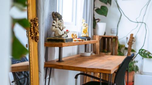 Feltham West Apartment | Romantic Hideaway Cozy Bedroom Retreat