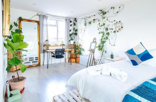 Feltham West Apartment | Romantic Hideaway Cozy Bedroom Retreat