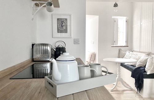 Cromer Cottage | Romantic hideaway for two in coastal town - minutes from the sea